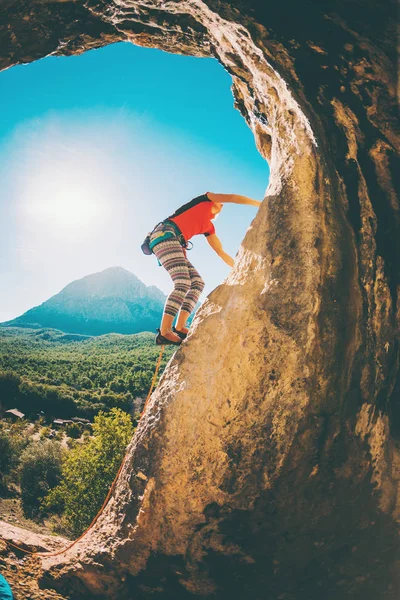Скелястий альпініст на тлі красивих гір і блакитного неба . — стокове фото