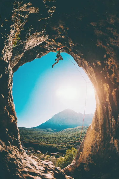 동굴에 락 등산 올라. — 스톡 사진