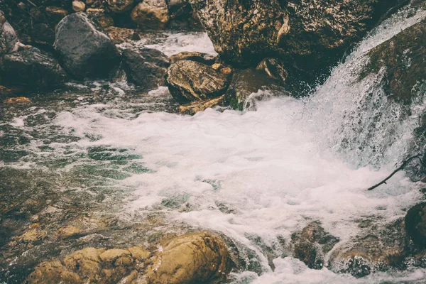 Cascada y río de montaña . —  Fotos de Stock