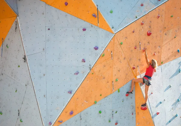 The climber trains on an artificial relief. — Stock Photo, Image