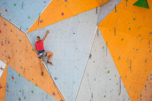 Der Bergsteiger trainiert auf einem künstlichen Relief. — Stockfoto