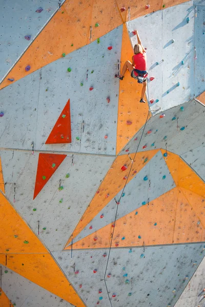 The climber trains on an artificial relief. — Stock Photo, Image