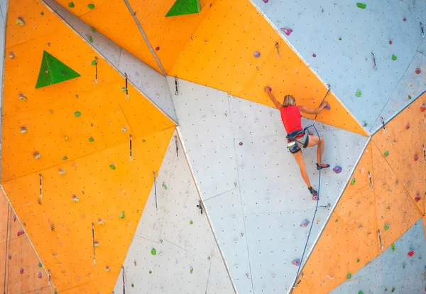 Der Bergsteiger trainiert auf einem künstlichen Relief. — Stockfoto