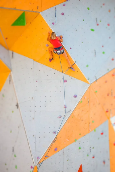 Der Bergsteiger trainiert auf einem künstlichen Relief. — Stockfoto