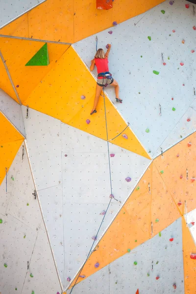 Der Bergsteiger trainiert auf einem künstlichen Relief. — Stockfoto