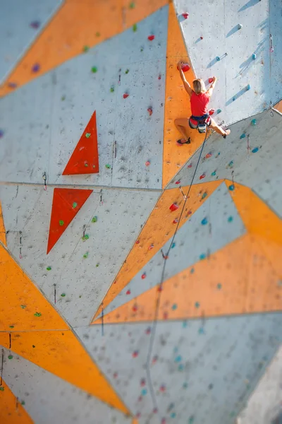 El escalador entrena en un relieve artificial . — Foto de Stock