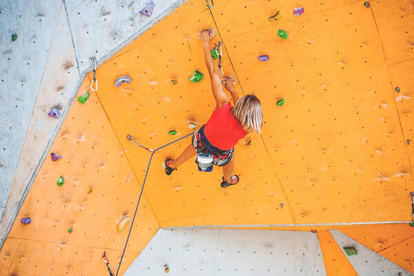 The climber trains on an artificial relief.