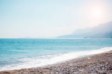 Karla kaplı dağlar ve deniz.