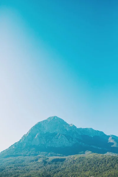 Gipfel des Berges gegen den blauen Himmel. — Stockfoto