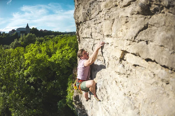 Un hombre sube a la roca . — Foto de Stock