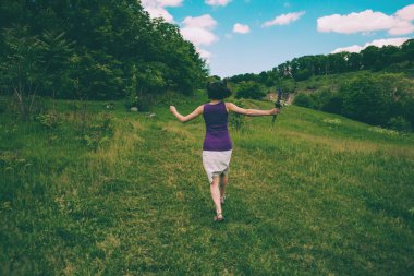 kıza tarlada çalışan.