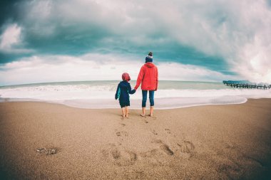 Denize gel yalınayak çocuk annesi ile.