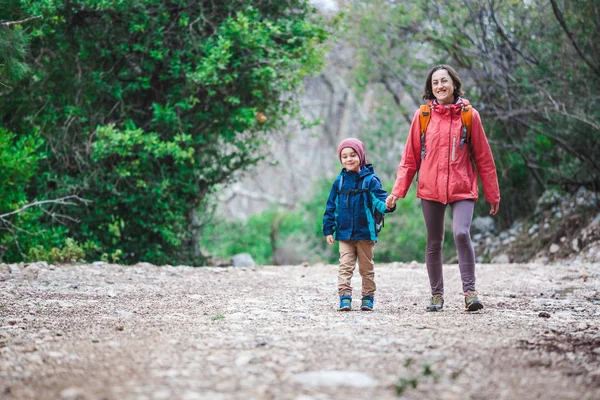 Egy nő sétál fiával, az erdőn át. — Stock Fotó
