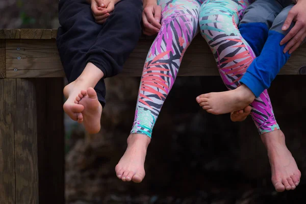 Pies de mujer y de niño . — Foto de Stock