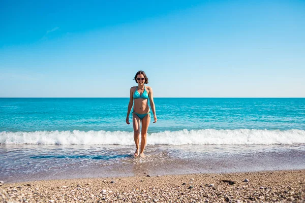 La ragazza esce dall'acqua . — Foto Stock