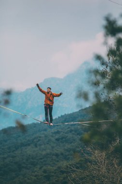 Highline dağlarda.