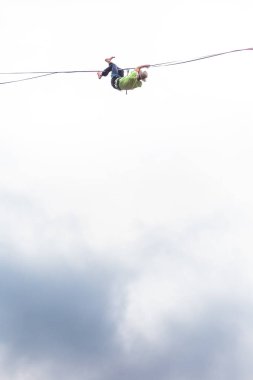 Bulutlu gökyüzünün arka planında Highline.