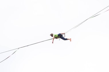 Bulutlu gökyüzünün arka planında Highline.