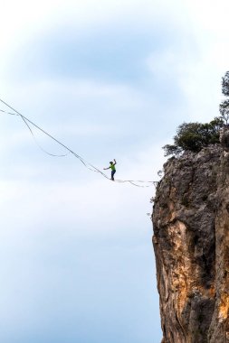 Highliner, abyss üzerinde dengeler.