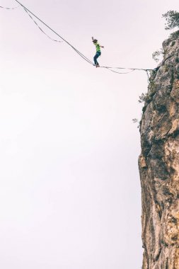 Highliner, abyss üzerinde dengeler.