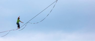 Mavi gökyüzünün arka planında Highliner.