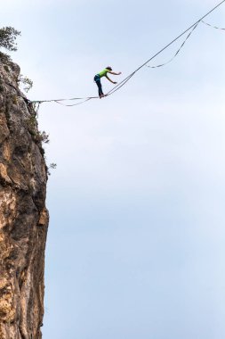 Highliner, abyss üzerinde dengeler.
