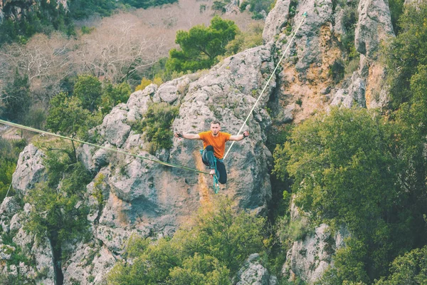 Egy férfi ül egy feszített parittya. — Stock Fotó