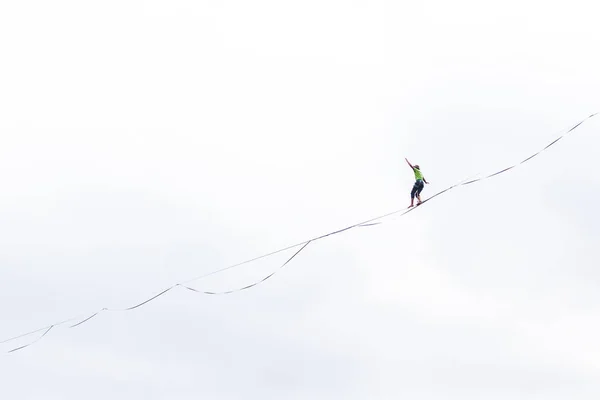 Highline på bakgrunden av molnigt himlen gör ett drag. — Stockfoto