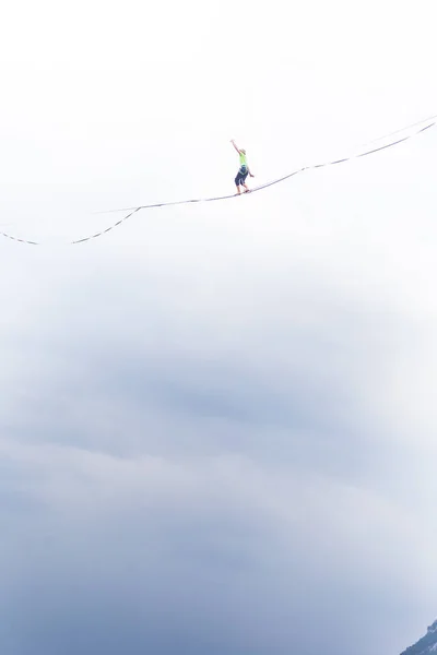 Altura en el fondo del cielo nublado hace un movimiento . —  Fotos de Stock