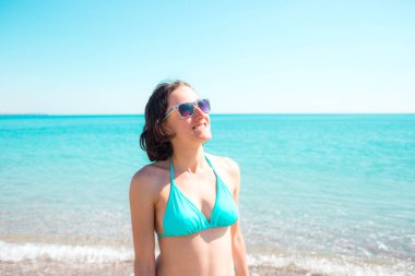 okyanus yakınında gülümseyen kız