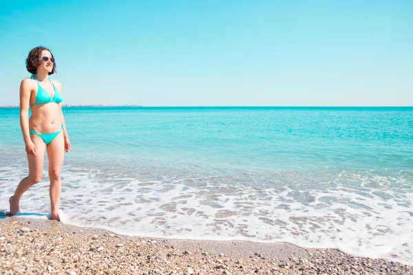 Das Mädchen kommt aus dem Wasser. — Stockfoto