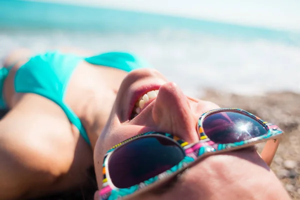 A lány sunbathes a strandon. — Stock Fotó