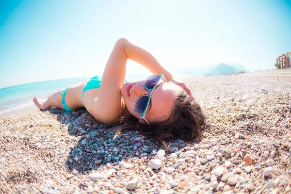 A lány sunbathes a strandon. — Stock Fotó