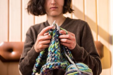 Kalın iplikten bir kadın örme.