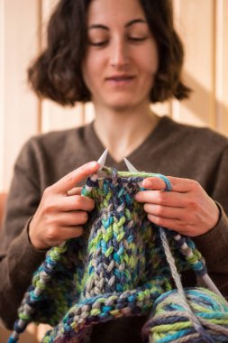 Kalın iplikten bir kadın örme.