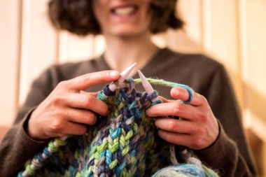 Kalın iplikten bir kadın örme.