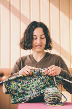 Kalın iplikten bir kadın örme.