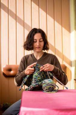 Kalın iplikten bir kadın örme.