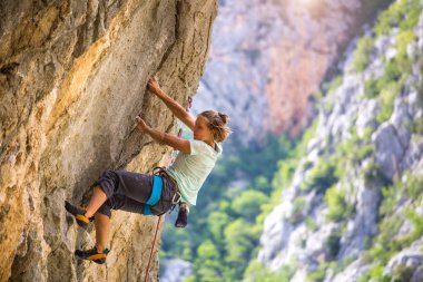 Paklenica Milli Parkı'nda kaya tırmanışı ve dağcılık. 