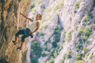 Hırvatistan kayalıklarında dağcı trenleri.
