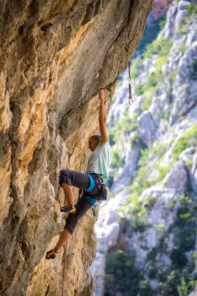 Trenes de escalador en las rocas de Croacia . — Foto de Stock