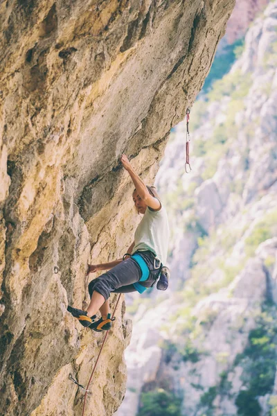 Escalada en roca y montañismo en el Parque Nacional Paklenica . — Foto de Stock