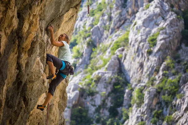 Альпініст поїзда на скелях Хорватії. — стокове фото