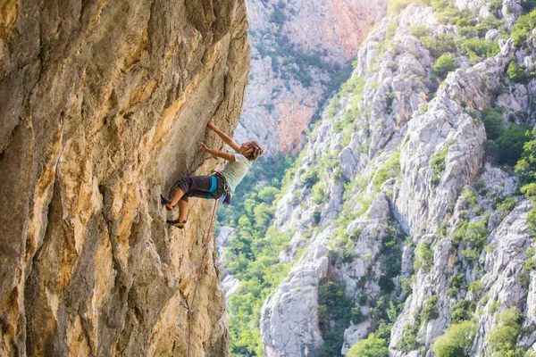 Comboios de alpinista nas rochas da Croácia . — Fotografia de Stock