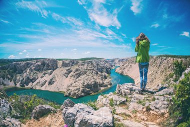 Kanyon dibinde nehir Bend.