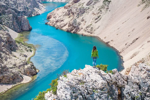 Una mujer viaja a lugares pintorescos en Croacia . — Foto de Stock