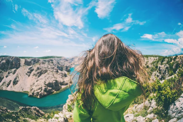 Een vrouw reist naar pittoreske plaatsen in Kroatië. — Stockfoto