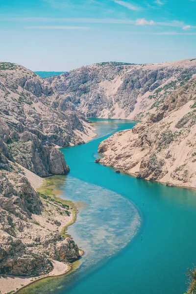 絵のように美しい渓谷の底の川. — ストック写真