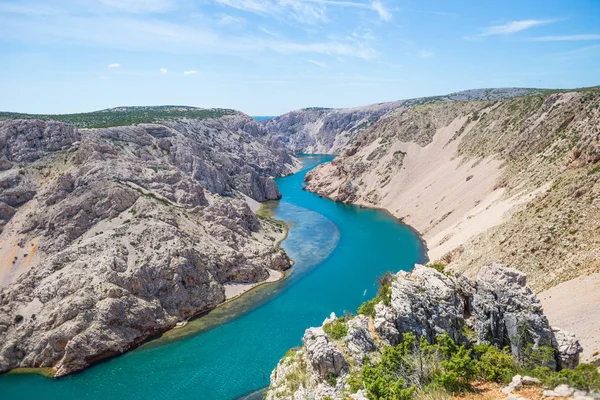 A folyó a festői kanyon alján. — Stock Fotó