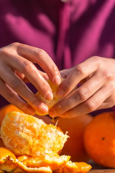 Woman peels oranges from peel. — Stock Photo, Image